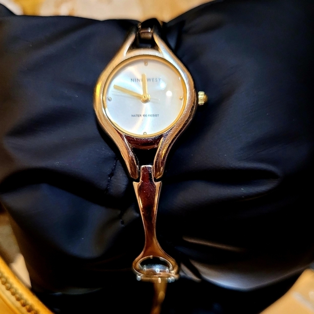 VINTAGE NINE WEST SILVER WATER PROOF LADIES WATCH - Picture 12 of 14